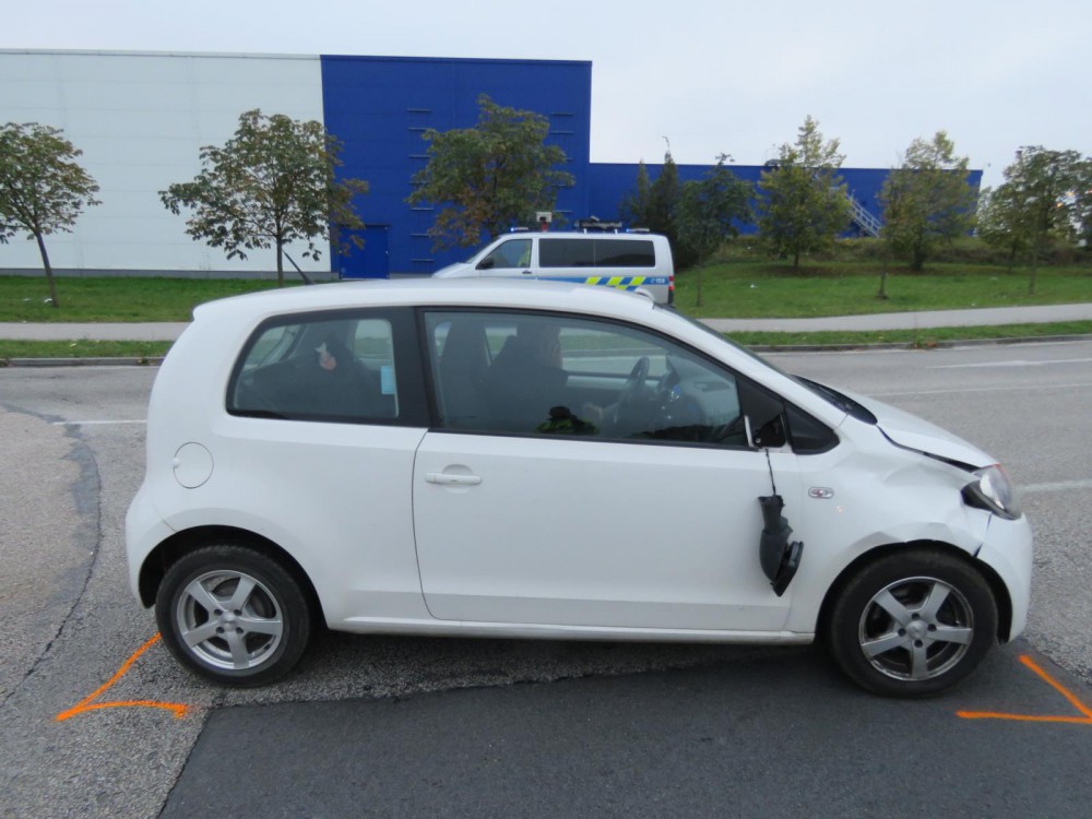 Sra en Senior Zem el V Nemocnici Policie Hled Sv dky Nehody