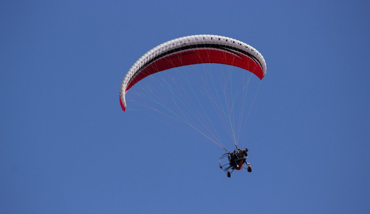 Paraglidista nepřežil pád kluzáku na Dačicku