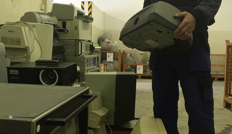 Starou elektroniku shromažďují v Temelíně na vlastním sběrném dvoře. K recyklaci jí předávají dvakrát ročně.