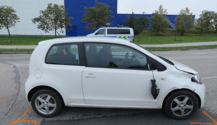 Policisté označují místo nehody a vůz Škoda Citigo
