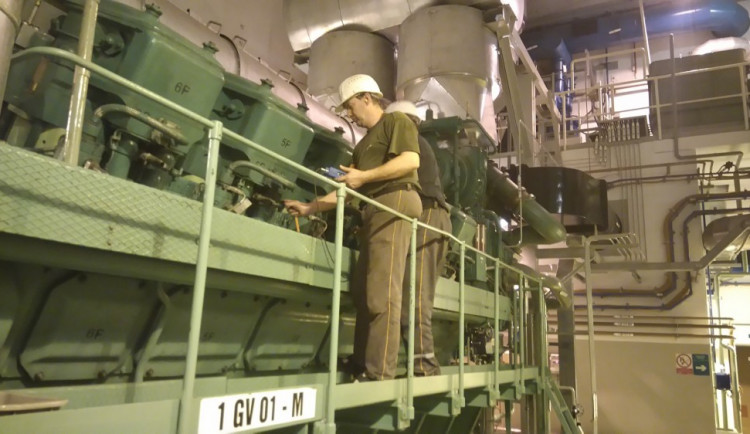 Během chodu motoru techici prováděli řadu měření. V tomto případě měřili spalovací tlaky