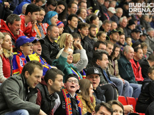 Zaplněná tribuna Budvar arény