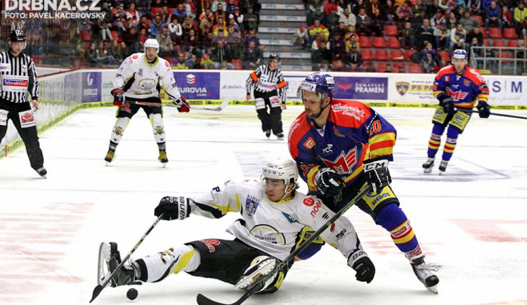 Mitch Fillman zastavuje kadaňského útočníka Martina Kohouta