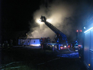 Několik jednotek hasičů bojovalo ve středu večer s požárem střechy rodinného domu v Kratušíně