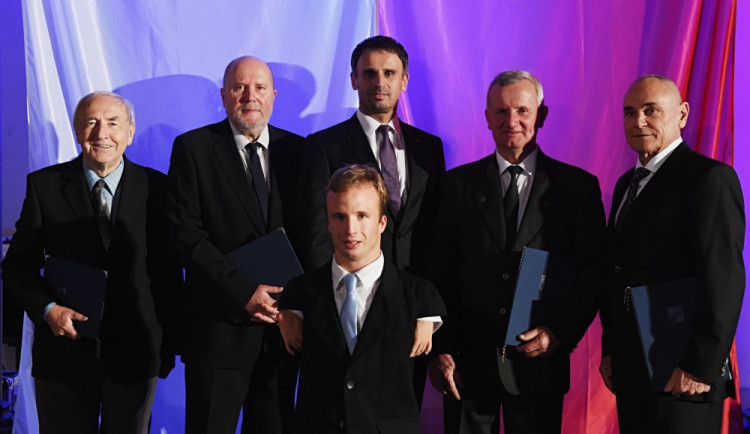 Ocenění zlatou šupinou (zleva) – Bohumil Ortman, Václav Johanus, vpředu Arnošt Petráček, (uprostřed hejtman Jiří Zimola), Jan Hůda a Mojmír Čapka. Na snímku kvůli nemoci chybí Vladimír Majer