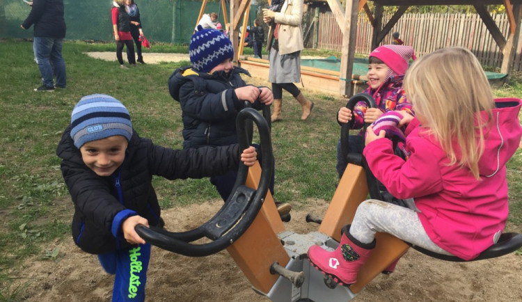 Nové hřiště nabízí hned několik herních prvků.