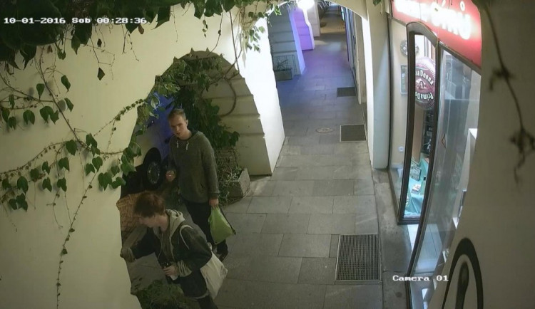 Policie hledá dva mladíky, co poničili fasády.