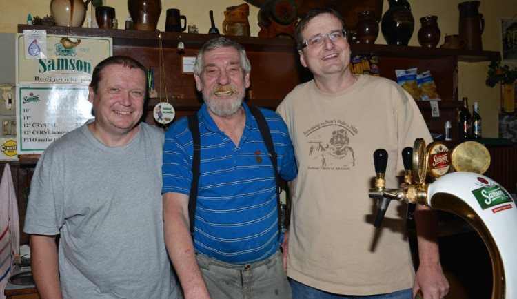 Po více než třiceti letech odchází do důchodu legendární výčepní a kuchař zvaný Evžen z rožnovské hospody Na Spojce.