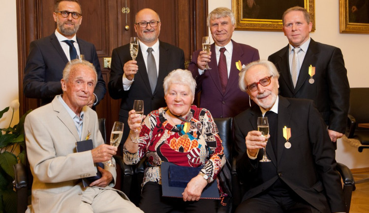 Oceněná šestice medailí Za zásluhy od primátora Jana Svobody