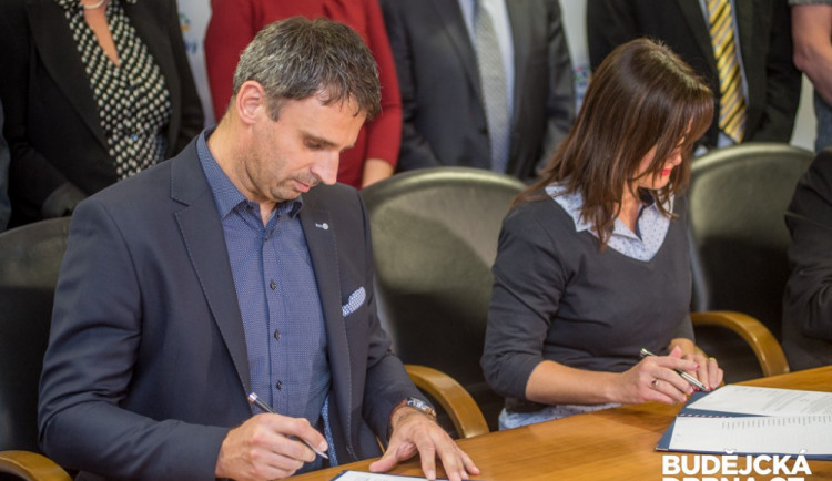 ČSSD, ANO a Jihočeši 2012 podepsali koaliční smlouvu