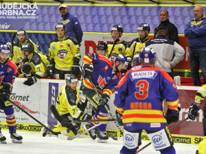 Autor poslední branky Jihočechů Martin Mazanec operuje před ústeckou střídačkou