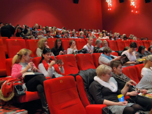 Sál se pomalu plnil, fronty na občerstvení nebraly konce