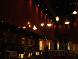 Již v předsálí bylo možné se pokochat designovými lampami