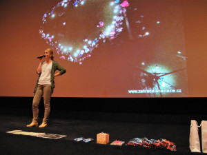 Dámskou jízdu opět zvesela uváděla Adéla Jirkalová