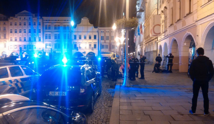 Střet dvou mužů na náměstí musela vyřešit policie. Jeden skončil v nemocnici
