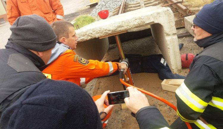 Jak se dostat k zavaleným lidem nově trénovali temelínští hasiči