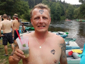 Foto Jedu vodu 2016 1-Vrat né kelímky vodáky na Vltavě oslovily. Mnozí si je odvezli domu jako suvenyr.