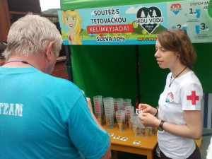 Foto Jedu vodu 2016 2-Na stanovi štích Jedu vodu bylo možné kelímky získat, vrátit a na místě byla k dispozici také zdravotnice.