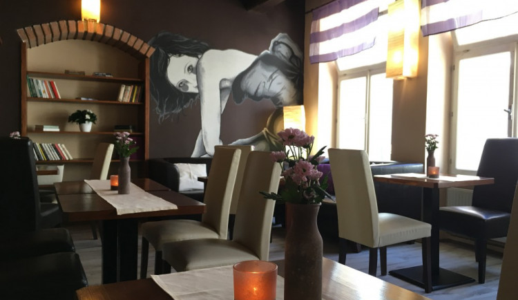 Adore’s Cafe je kavárna se speciální nabídkou pro celiaky a možností relaxace