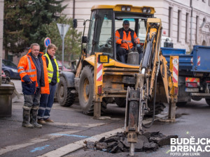 Budějcká vodovodní síť zaznamenala dvanáct poruch, mráz komplikuje rychlou opravu