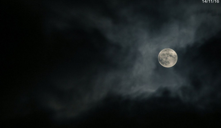 FOTO: Superměsíc rozzářil oblohu po celém světě. Jak jej viděli Jihočeši?
