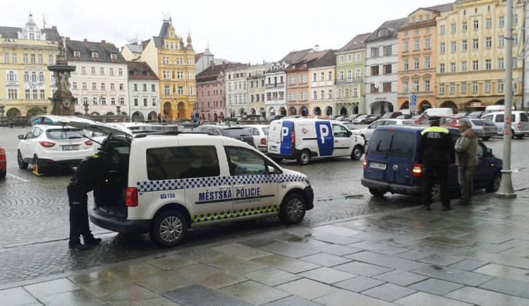 Městská policie při pokutování na náměstí