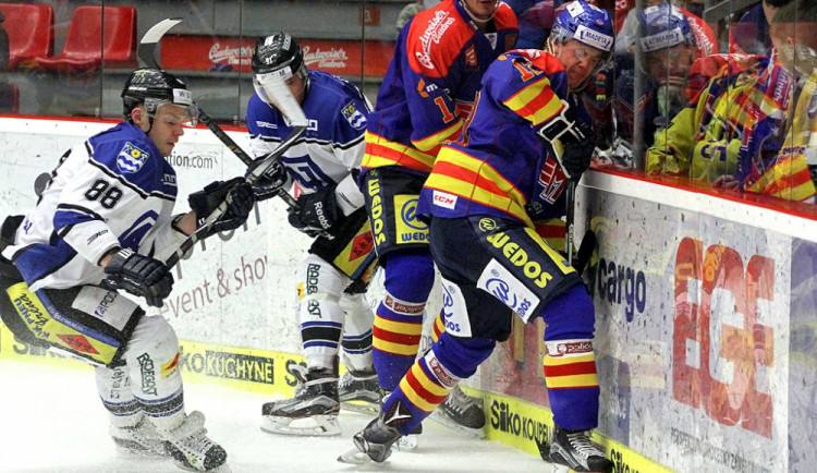 Motoráci vyválčili těsné vítězství 2:1. Na snímku Pýcha s Pavlinem bojují o puk u hrazení