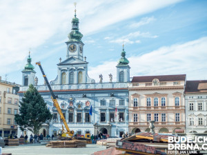 Na náměstí Přemysla Otakara II. byl přivezen vánoční strom