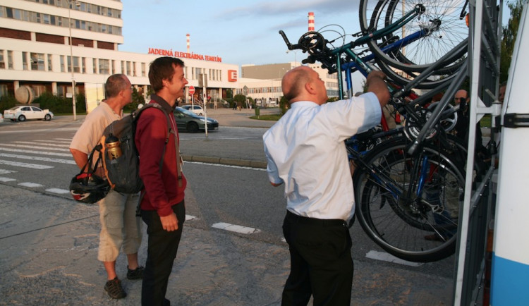 Pět stovek kol přepravily letos cyklobusy do Temelína