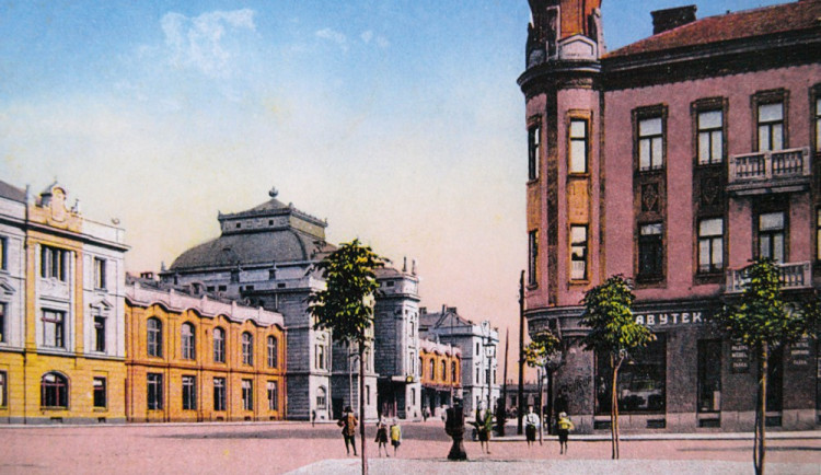 Nároží Lannovky a Nádražní s novou nádražní budovou vlevo a novým secesním domem vpravo po roce 1910