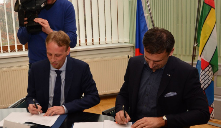 Jihočeský hejtman Zimola a předseda představenstva GW Train Regio Peter Bosáček podepisují smlouvu