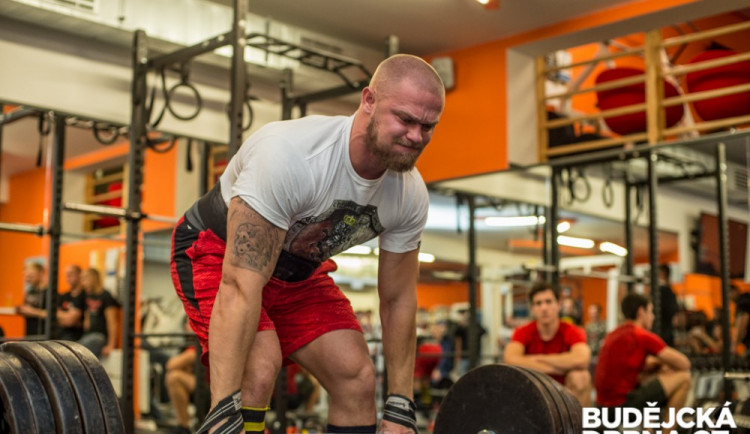 Český strongman Jiří Tkadlčík zavítal do táborského sportcentra