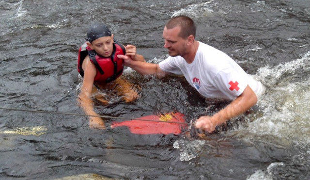 Záchranáři pomohli stovkám vodáků na Vltavě