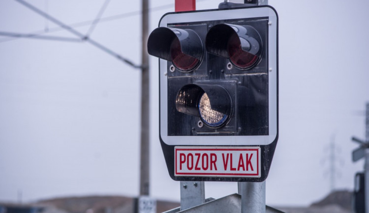 Při srážce vlaku s autem zahynul na Jindřichohradecku člověk