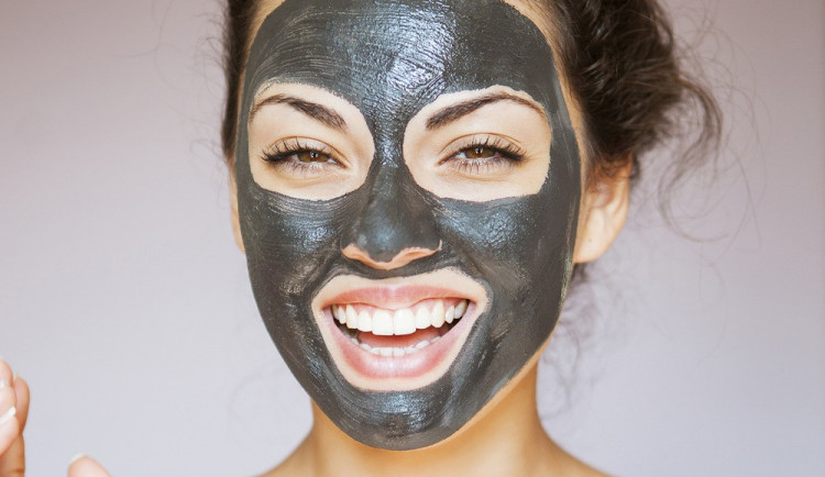 Tvář s karbonovým krémem