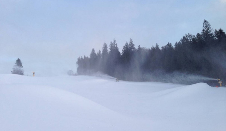 Na sjezdovkách Hochfichtu leží obří hromady sněhu a lyžaři se mohou těšit na výborné sněhové podmínky