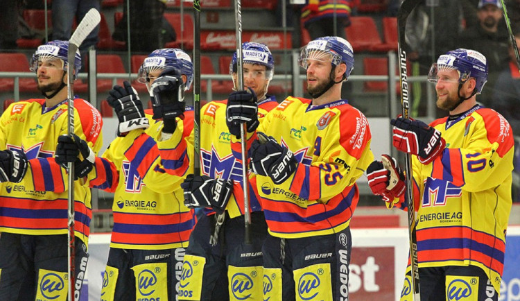 Návrat do motoráckého dresu Štěpánu Hřebejkovi vyšel, zejména díky dvěma brankám Tomáše Nouzy (zprava)