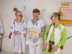 Zdravotní klauni pokřtili kalendář dětských pacientů budějcké nemocnice
