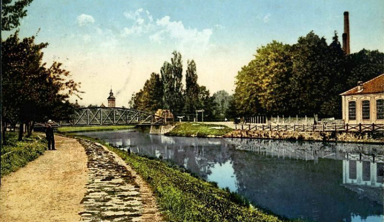 Vltava po proudu do města a starý most u vodárny v období 1. republiky.