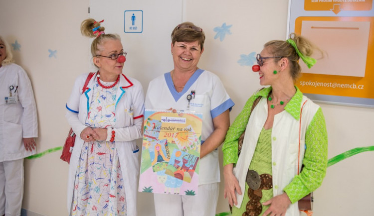 Zdravotní klauni pokřtili kalendář dětských pacientů budějcké nemocnice