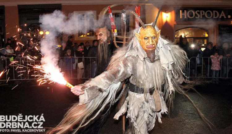 Přihlížejícím se předvedlo přes 500 krampus masek