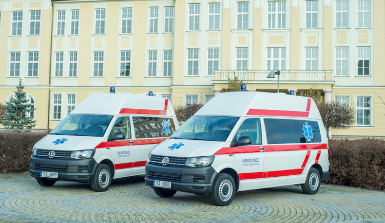 Nemocnice České Budějovice zakoupila z vlastních peněz dva nové sanitní vozy