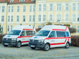 Nemocnice České Budějovice zakoupila z vlastních peněz dva nové sanitní vozy