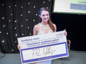 Hlavní organizátorka Andělské aukce Barbora Povišerová se šekem na získanou částku