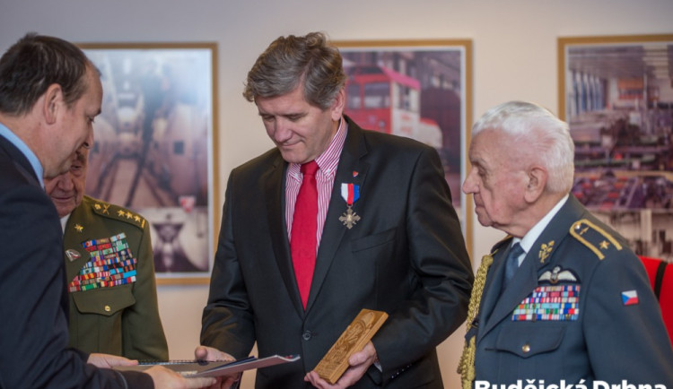 Jiří Boček dostává Medaili Čs. obce legionářské