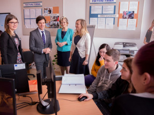 Andrew Schapiro na návštěvě Střední školy obchodní