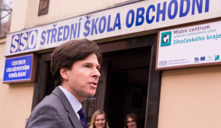Andrew Schapiro na návštěvě Střední školy obchodní