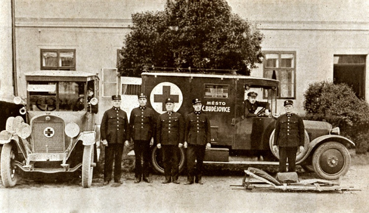 Zdravotní sbor města  s městskými sanitkami v roce 1927
