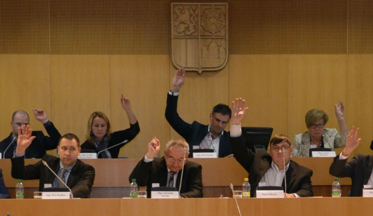 Radní Jihočeského kraje hlasují na zasedání Zastupitelstva dne 15. 12. 2016