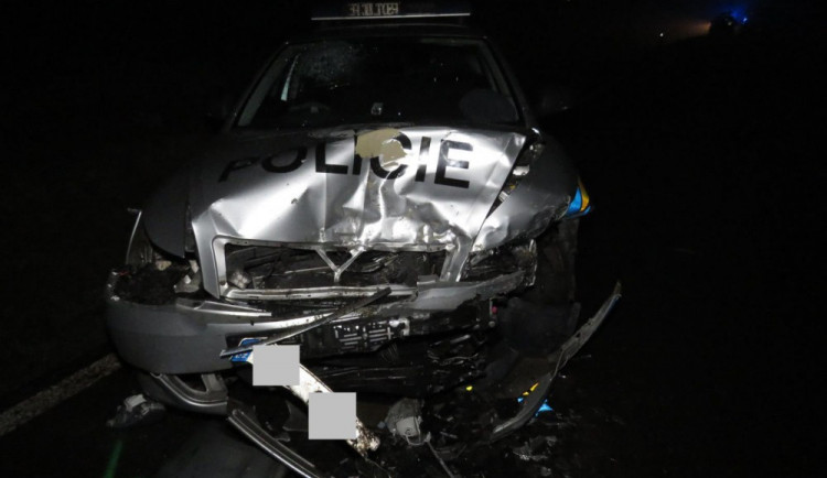 Zničený policejní vůz